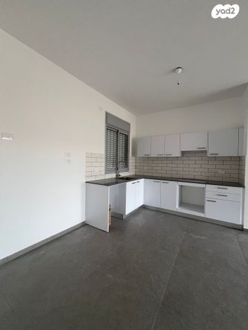 דירה, אורי אלמוג, קרית רבין, חולון