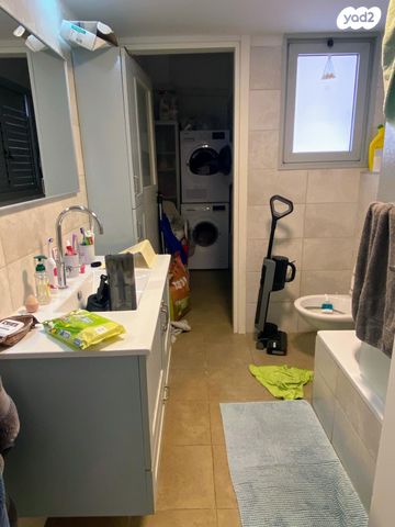 דירה, נחל אלכסנדר, צור יצחק, צור יצחק