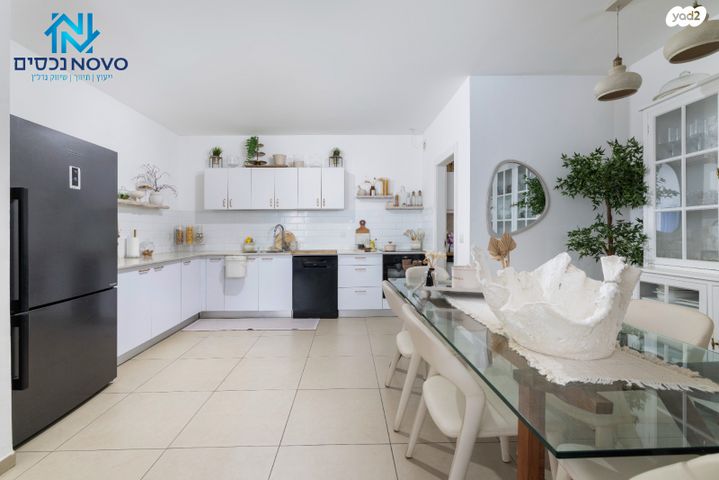 דירה, דליה רביקוביץ, יבנה