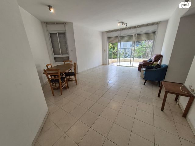 דירה, הגליל, כפר סבא