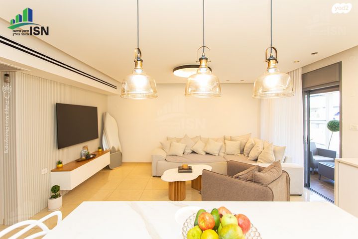 טריפלקס, החרוב, רמת בגין, טירת כרמל