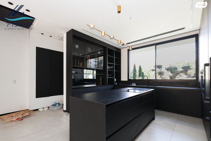 דו משפחתי, קמיל הויסמנס, פרדס הגדוד, נתניה