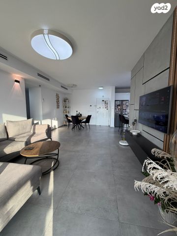 דירה, הצנחנים 5, אריק שרון, נהריה