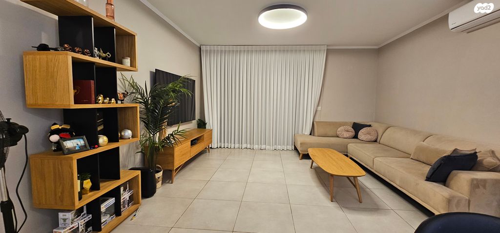 דירת גן, עץ המשאלות, אדמית / יערית, שלומי