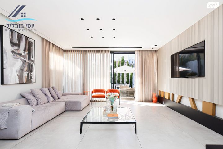 דו משפחתי, קמיל הויסמנס, פרדס הגדוד, נתניה