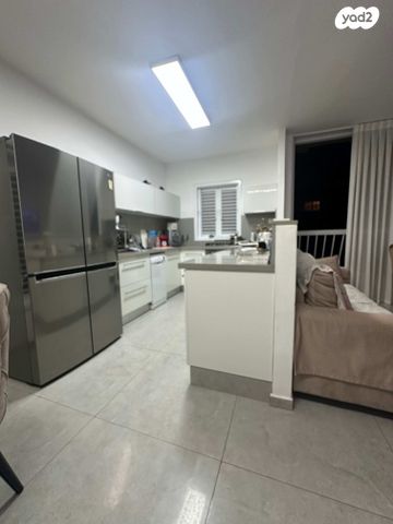 גג/ פנטהאוז, קרן היסוד 30, קרית שרת מערב, חולון