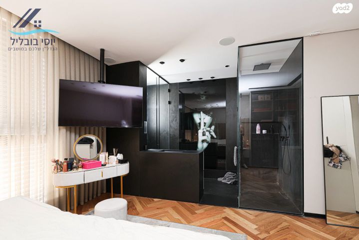 דו משפחתי, קמיל הויסמנס, פרדס הגדוד, נתניה