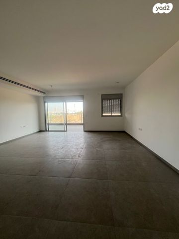 דירה, אורי אלמוג, קרית רבין, חולון