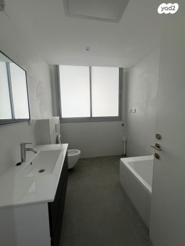 דירה, אורי אלמוג, קרית רבין, חולון