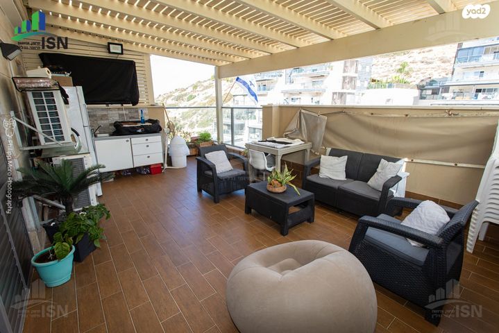 טריפלקס, החרוב, רמת בגין, טירת כרמל