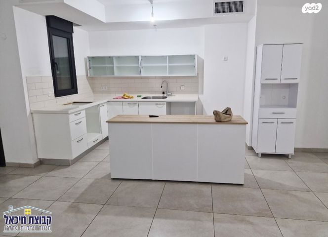 דירה, שייקה אופיר, פסגות אפק, ראש העין