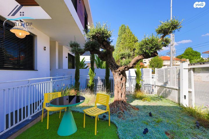 דו משפחתי, קמיל הויסמנס, פרדס הגדוד, נתניה