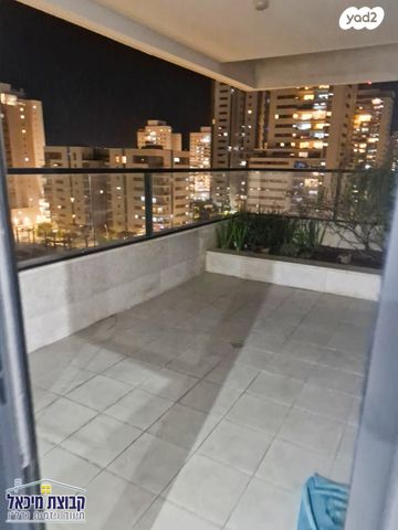 דירה, שייקה אופיר, פסגות אפק, ראש העין