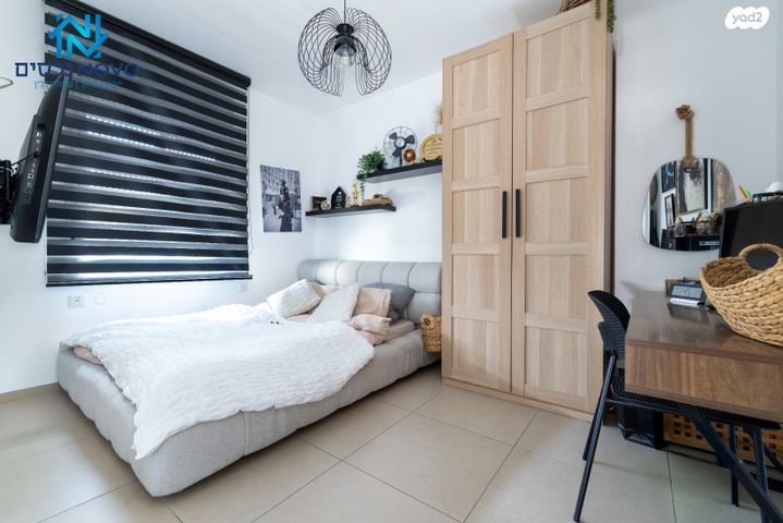 דירה, דליה רביקוביץ, יבנה