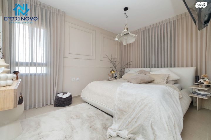 דירה, דליה רביקוביץ, יבנה