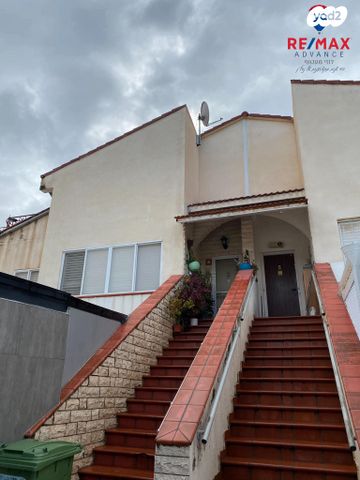 דו משפחתי, חיים לסקוב, יגאל אלון, קרית מלאכי