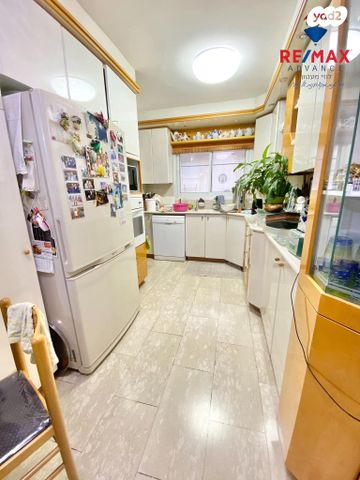 דו משפחתי, חיים לסקוב, יגאל אלון, קרית מלאכי