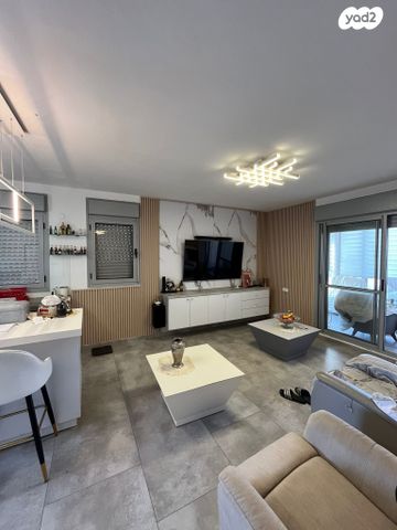 גג/ פנטהאוז, האלמוג, נופי סלע, מעלה אדומים