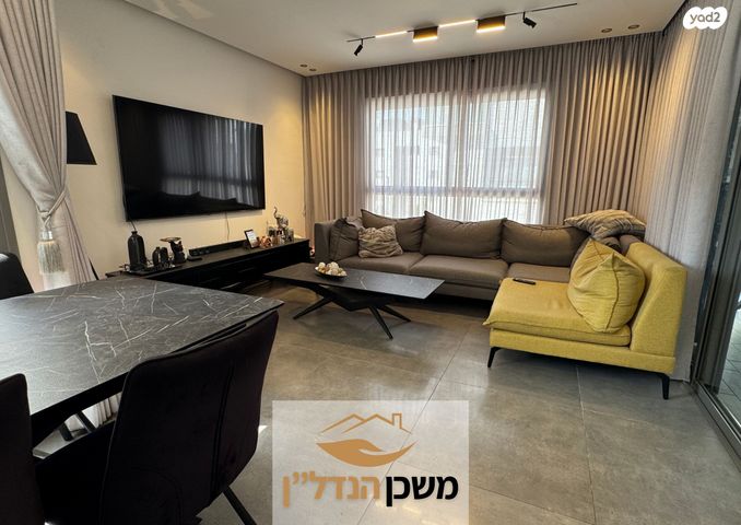 טריפלקס, לאה אמנו, לוד