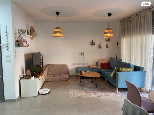 דירת גן, נרקיס, הפרחים, חריש