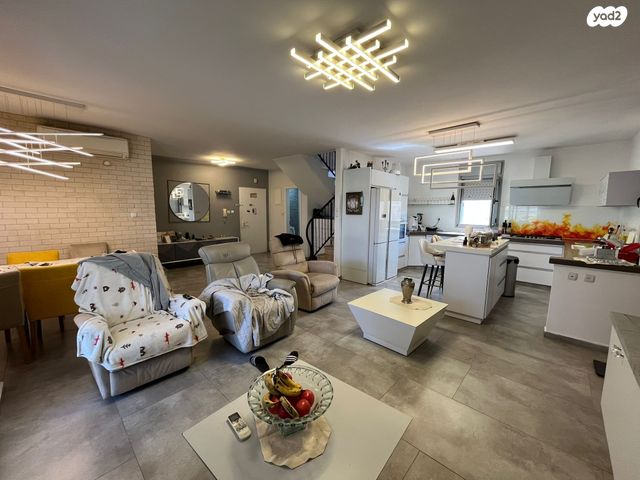 גג/ פנטהאוז, האלמוג, נופי סלע, מעלה אדומים