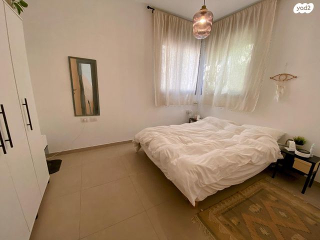 דירת גן, נרקיס, הפרחים, חריש