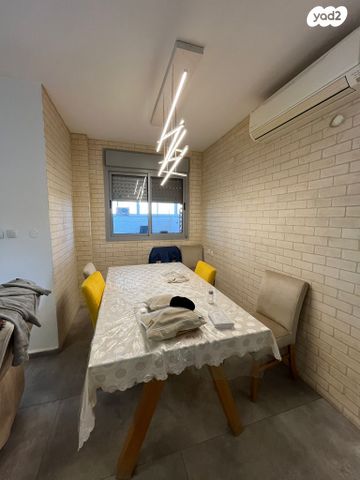 גג/ פנטהאוז, האלמוג, נופי סלע, מעלה אדומים