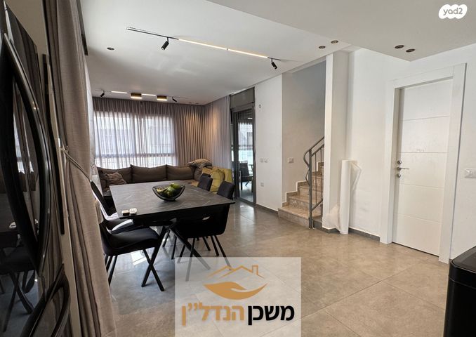 טריפלקס, לאה אמנו, לוד