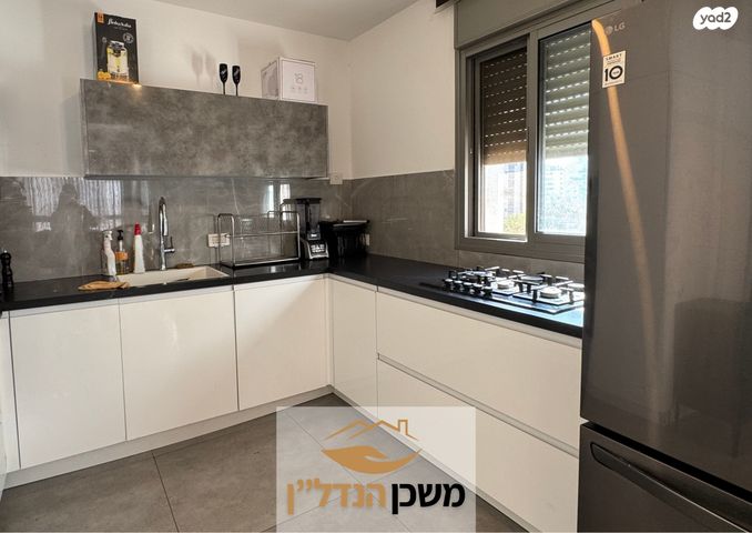 טריפלקס, לאה אמנו, לוד