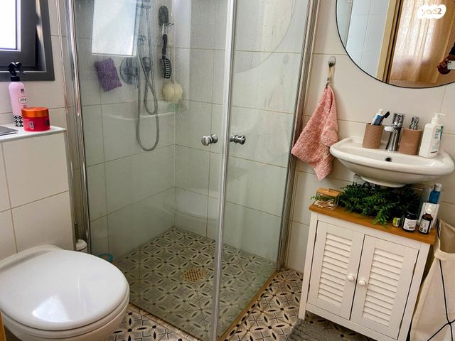 דירת גן, נרקיס, הפרחים, חריש