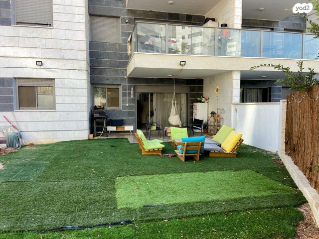 דירת גן, נרקיס, הפרחים, חריש