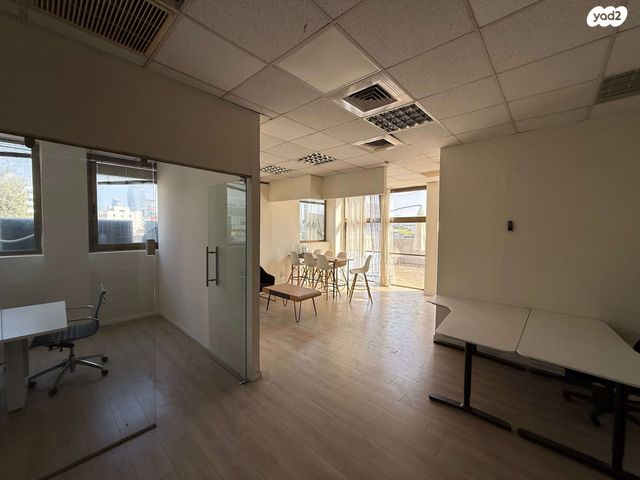 מונטיפיורי, הרכבת