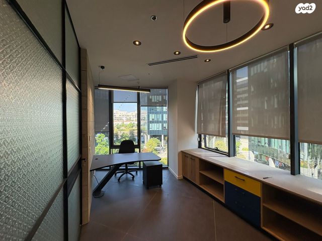 חנויות/ שטח מסחרי