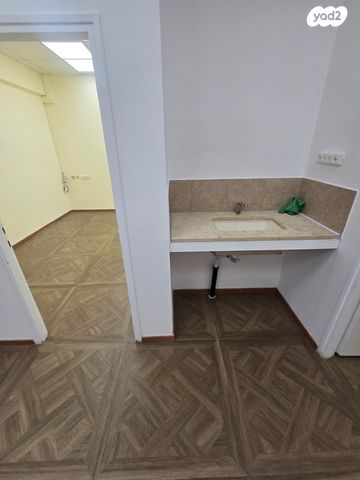 חנויות/ שטח מסחרי, שדרות ההסתדרות, צומת הקריות, חוף שמן, חיפה