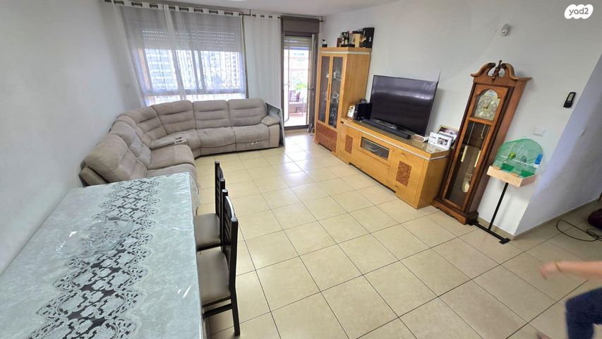 חנוך לוין 22