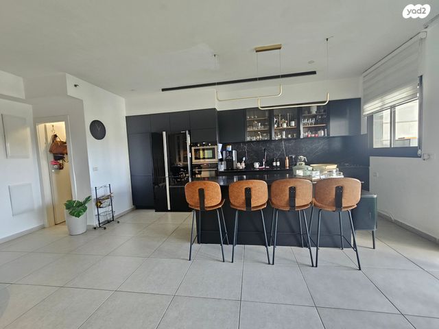 שולמית אלוני 13