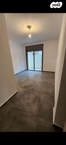 דירת גן, גאולים 52, נאות שושנים, חולון