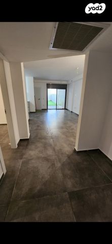 דירת גן, גאולים 52, נאות שושנים, חולון