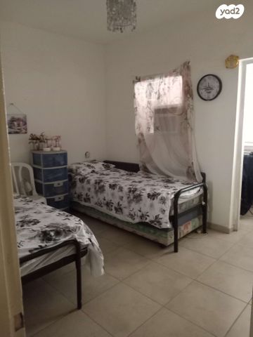 אהרונוביץ' 27