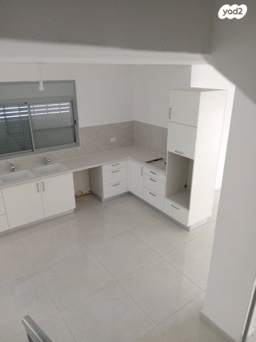 שדרות מנחם בגין 8