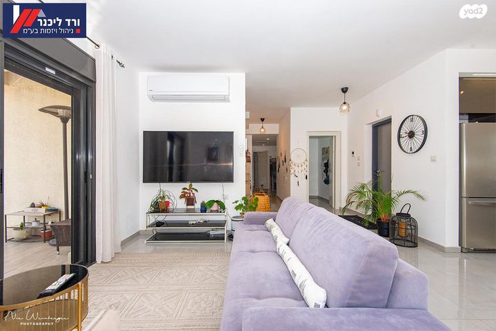 בצל האורנים