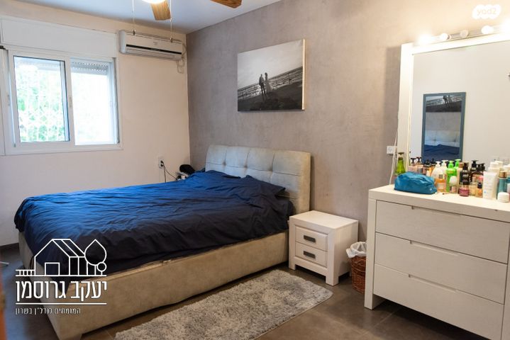 דירת גן, צור יצחק, צור יצחק