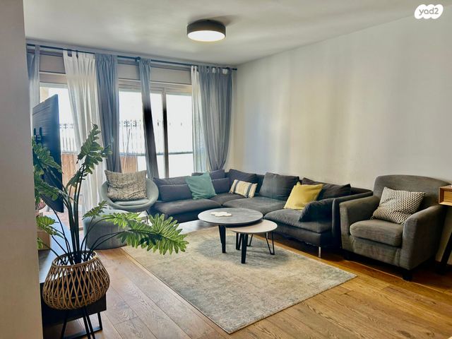 דירה, כרמל, אחוזת הנשיא, רחובות