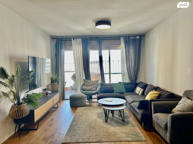 דירה, כרמל, אחוזת הנשיא, רחובות