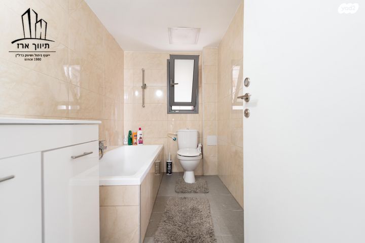 דירת גן, עוזי חיטמן, נאות שמיר, יבנה