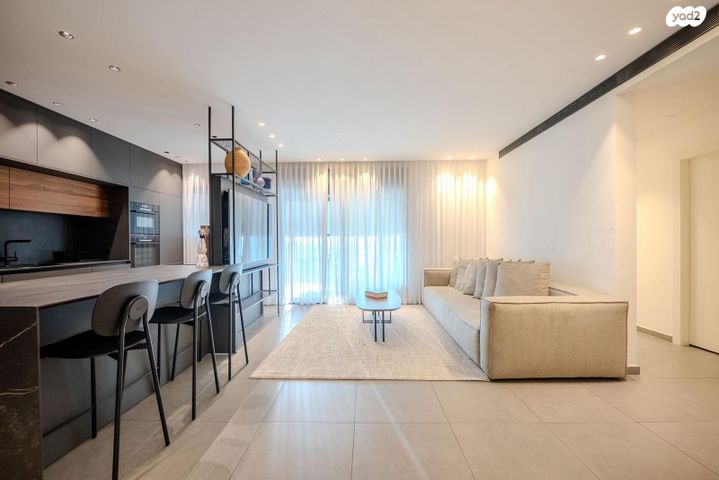 שולמית אלוני 13