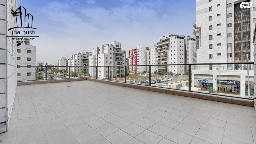 דירת גן, עוזי חיטמן, נאות שמיר, יבנה