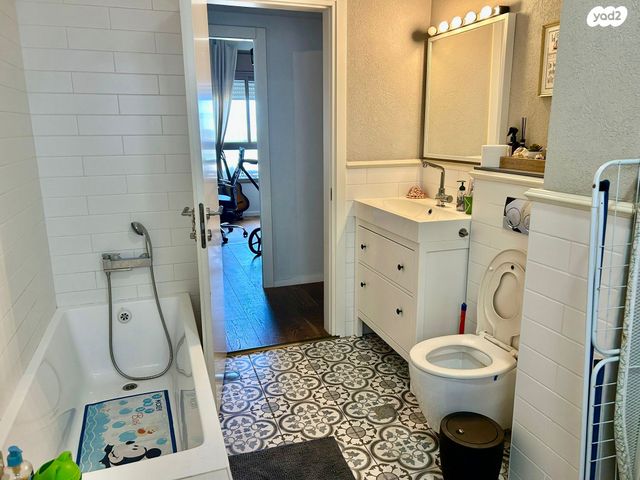 דירה, כרמל, אחוזת הנשיא, רחובות