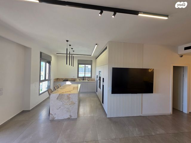 דירת גן, גן יבנה מערב, גן יבנה