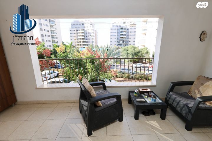 גג/ פנטהאוז, דב הוז, אושיות, רחובות